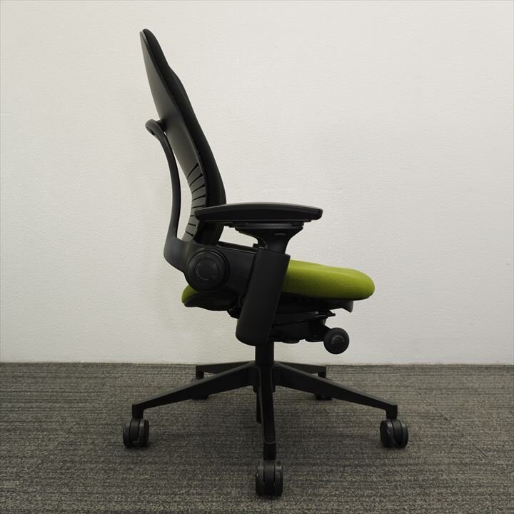 スチールケース リープ V2 APモデル 可動肘 グリーン／ブラック 特価品