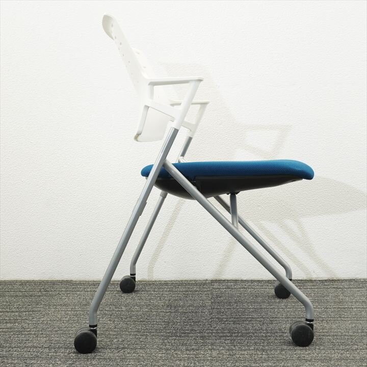 コクヨ ピエガ ミーティングチェア 肘付 シルバー塗装脚 背樹脂タイプ プルシアンブルー