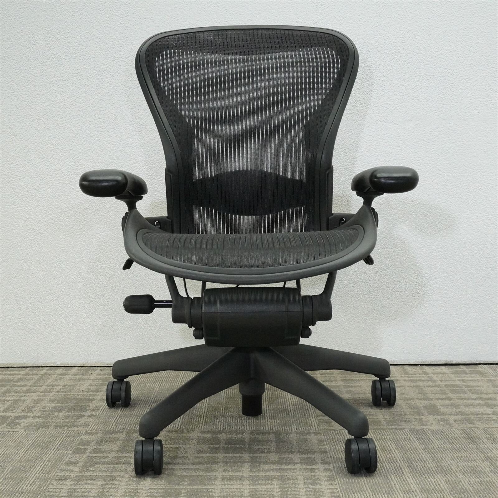 ハーマンミラー アーロンチェア 可動肘 ランバーサポート フル装備 Bサイズ グラファイト 特価品（1）
