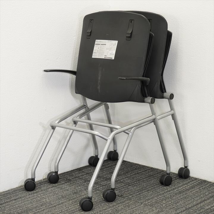 オカムラ グラータ ミーティングチェア 肘付 背パッド付 ブラック