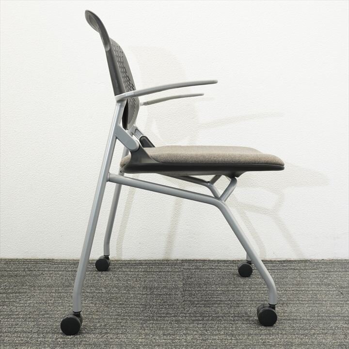 【2020年製】オカムラ ルナ 肘付 ミーティングチェア 4本脚 背パッドなし ダークブラウン