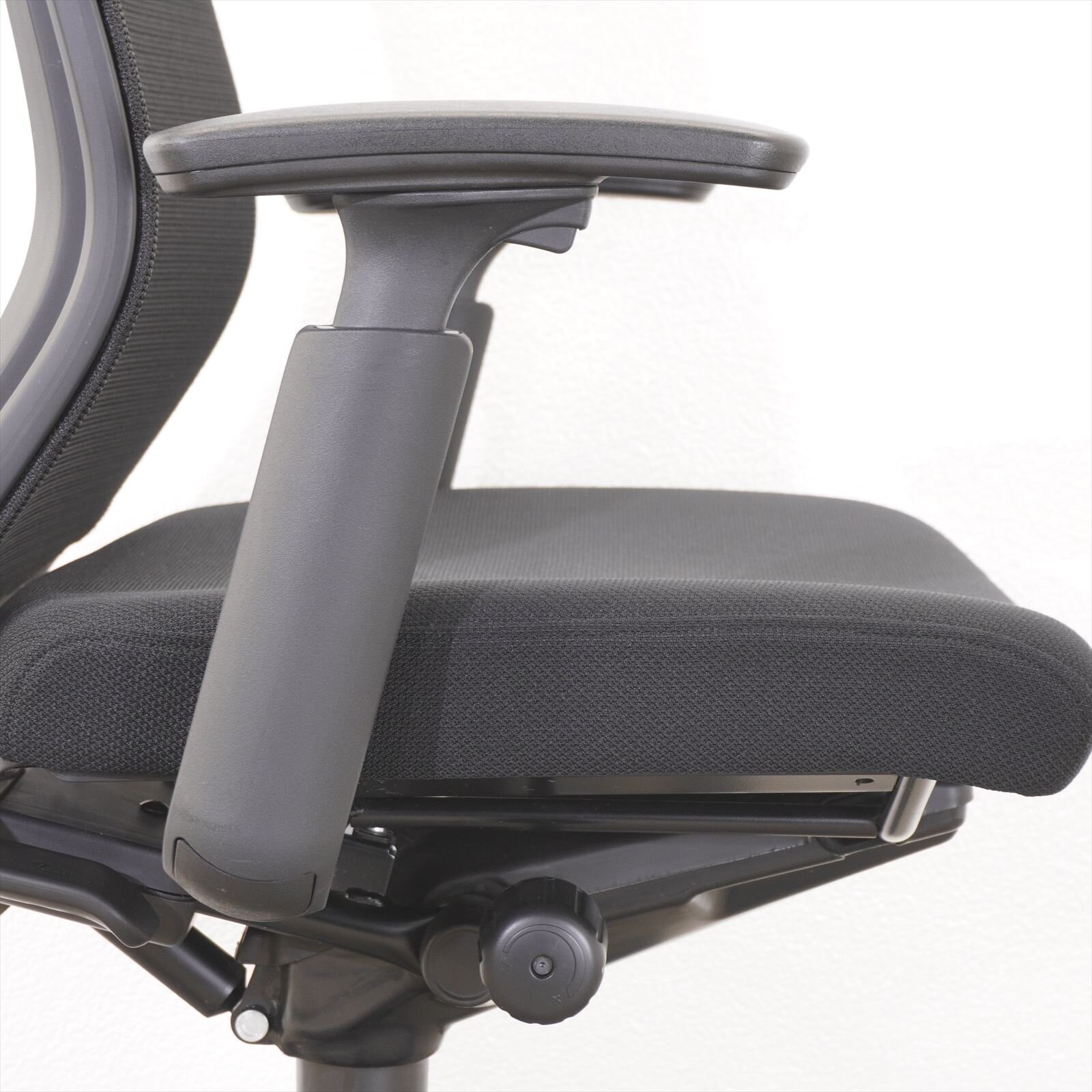 オカムラ エスクード ハイバック 可動肘 ブラック