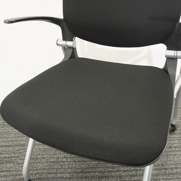 オカムラ グラータ ミーティングチェア 肘付 背パッド付 ブラック