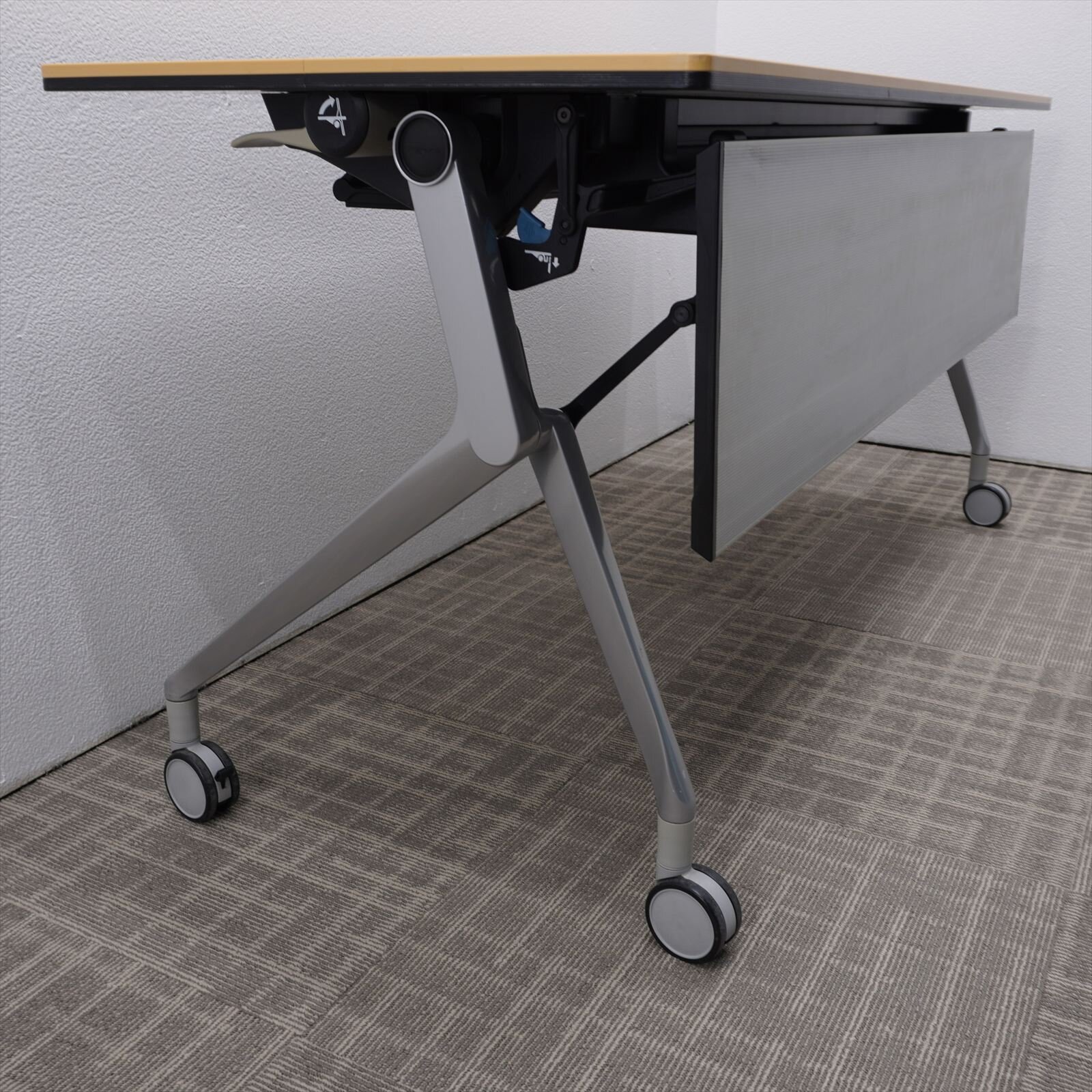 オカムラ インターアクトNT フラップテーブル 1560 幕板付 棚板付 配線ダクト無し ライトプレーン