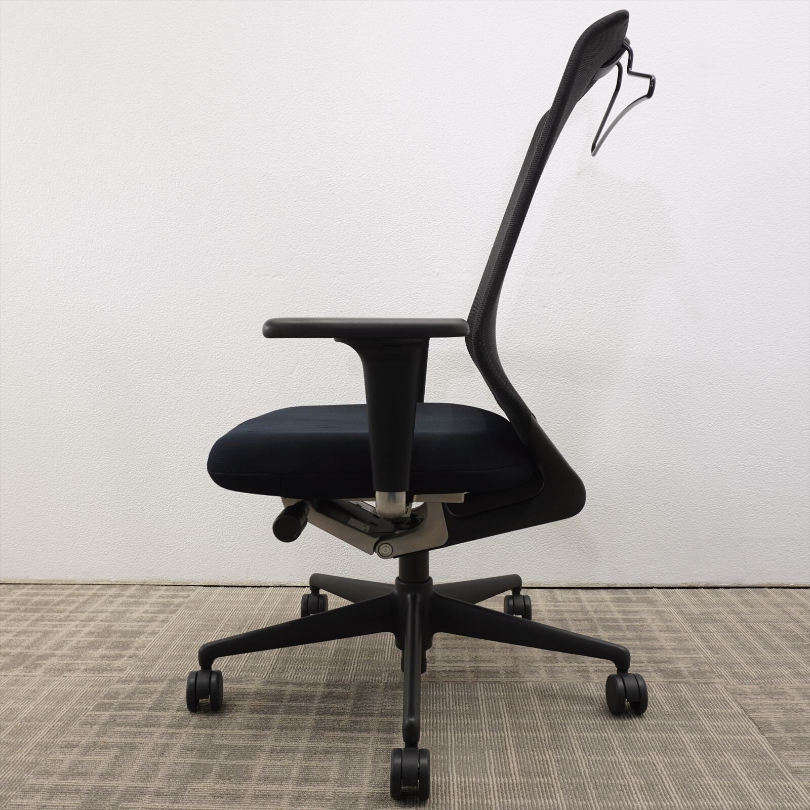 ヴィトラ メダプロ 可動肘 ハンガー付 ブラック