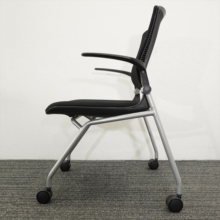 オカムラ グラータ ミーティングチェア 肘付 背パッド付 ブラック