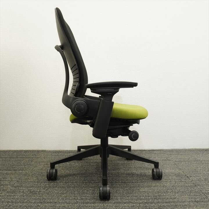 スチールケース リープ V2 APモデル 可動肘 ライトグリーン／ブラック 特価品