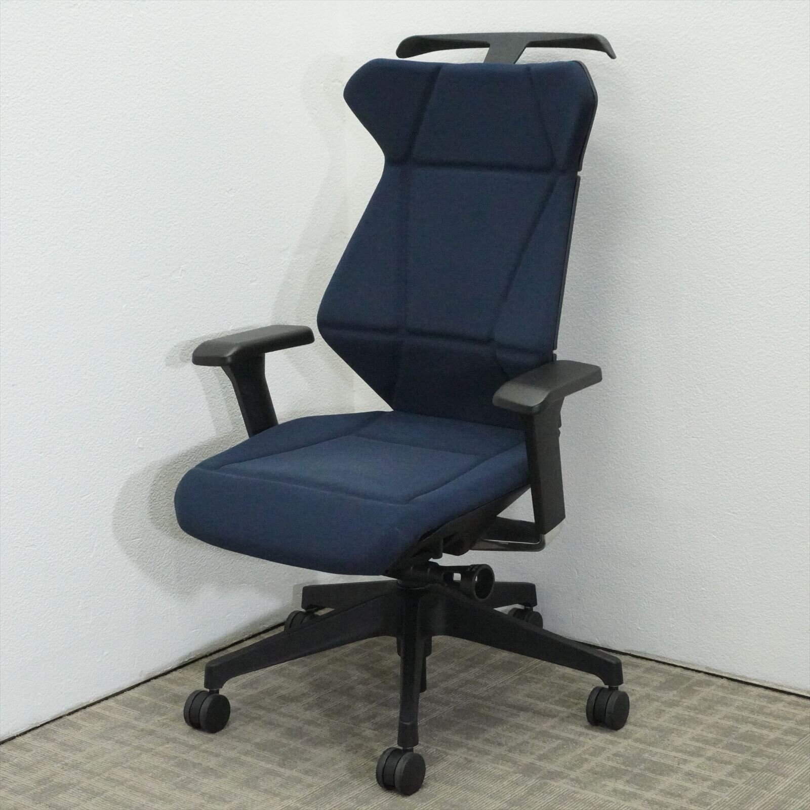 イトーキ フリップフラップ 可動肘 ハイバック ハンガー付 ネイビーブルー 特価品