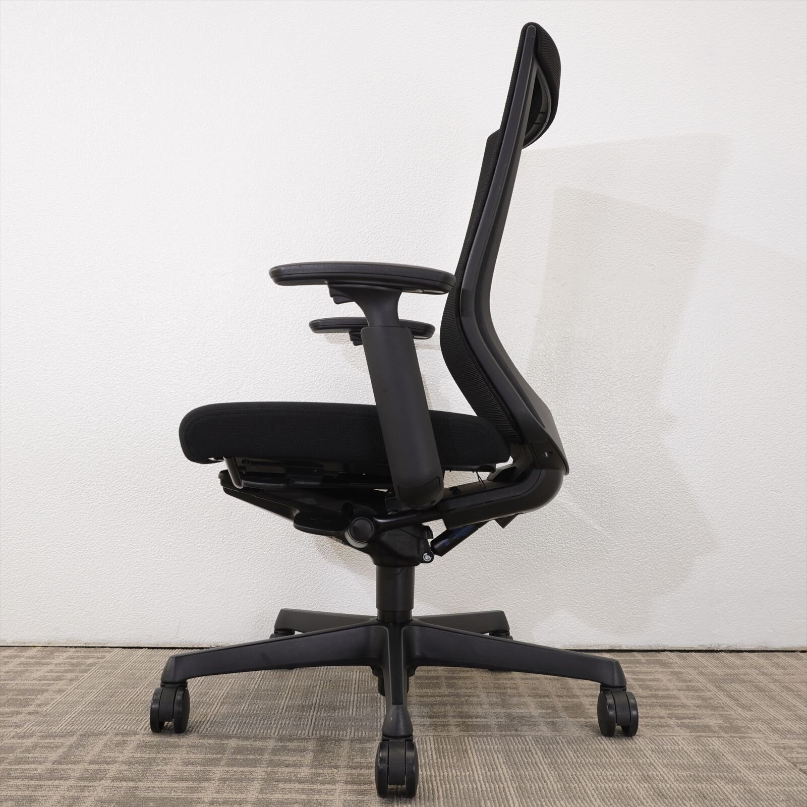 オカムラ エスクード ハイバック 可動肘 ブラック