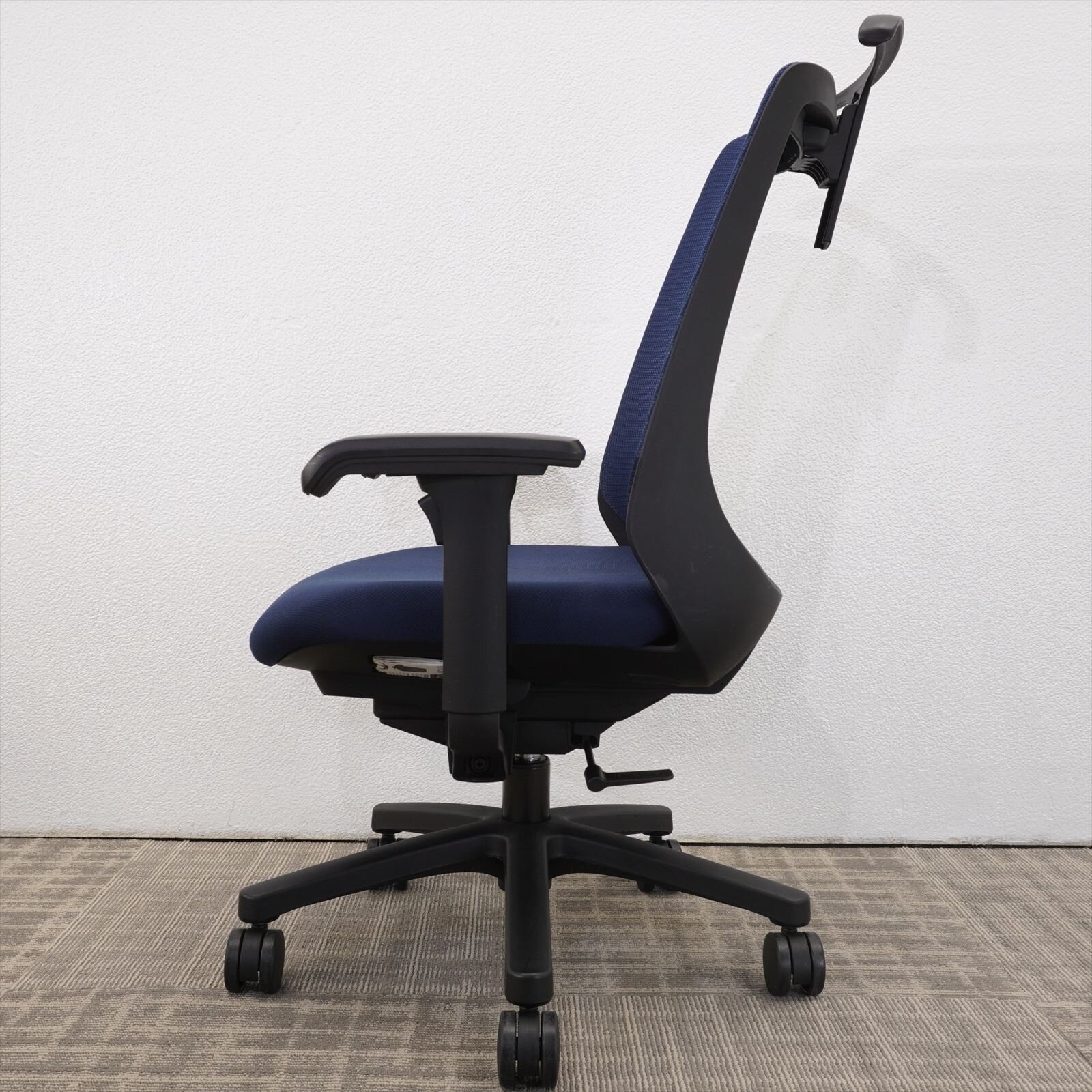 イトーキ ノナチェア 可動肘 ハンガー付 ネイビーブルー