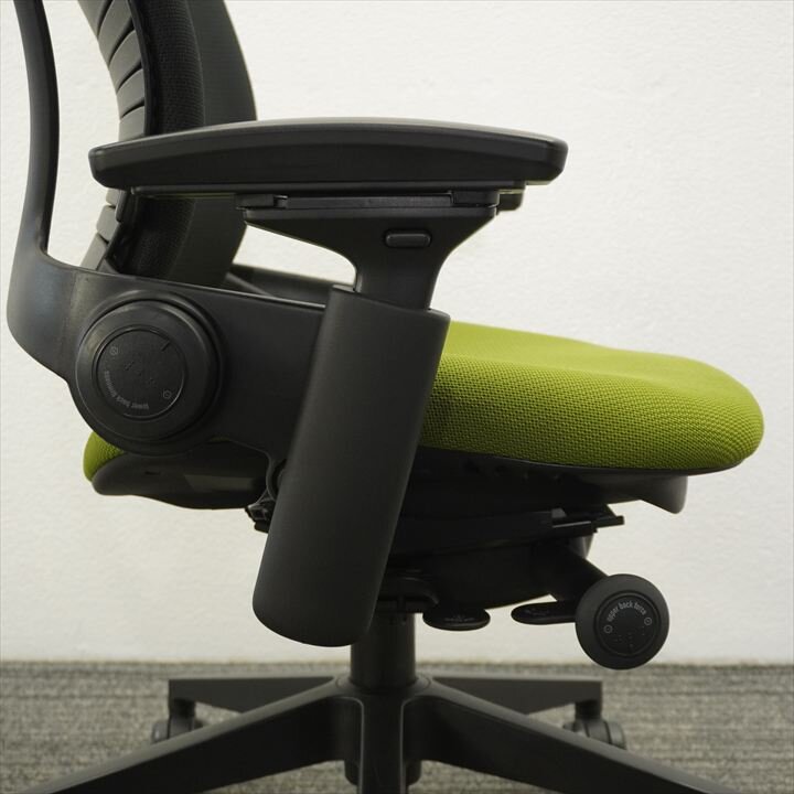 スチールケース リープ V2 APモデル 可動肘 グリーン／ブラック 特価品