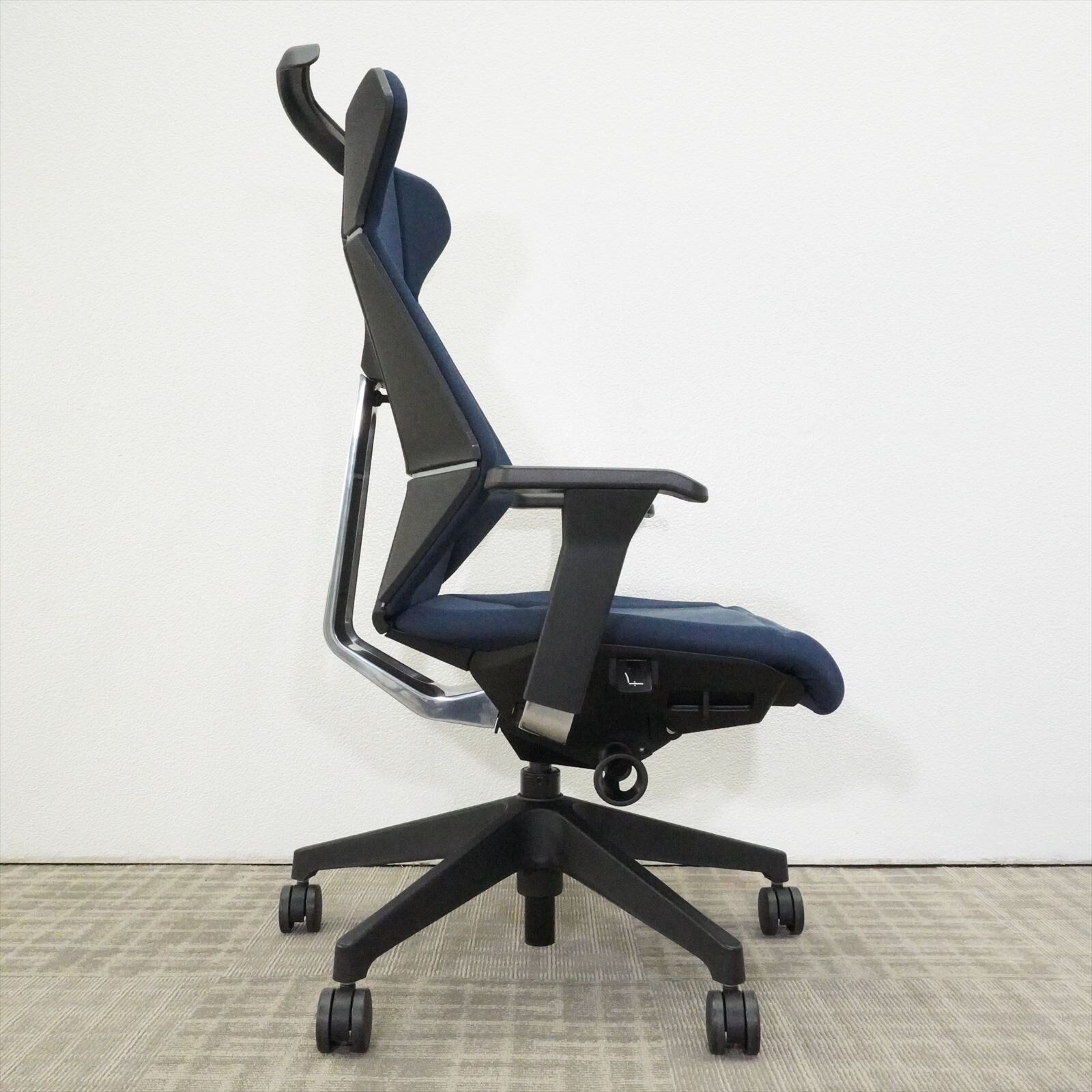 イトーキ フリップフラップ 可動肘 ハイバック ハンガー付 ネイビーブルー 特価品