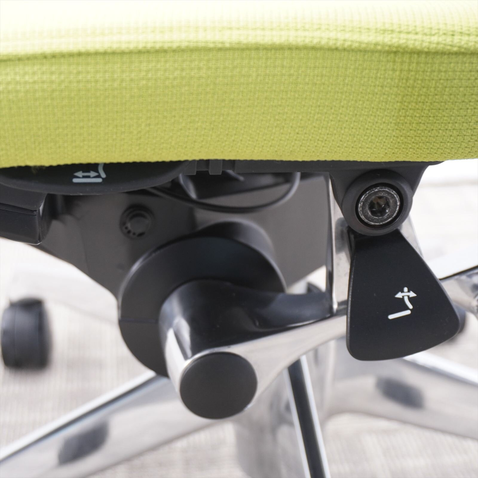 オカムラ バロン 可動肘 ハイバック グリーン/ブラック