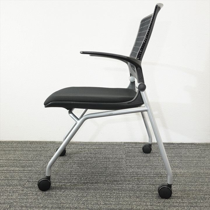 オカムラ グラータ ミーティングチェア 肘付 背ヌード ブラック