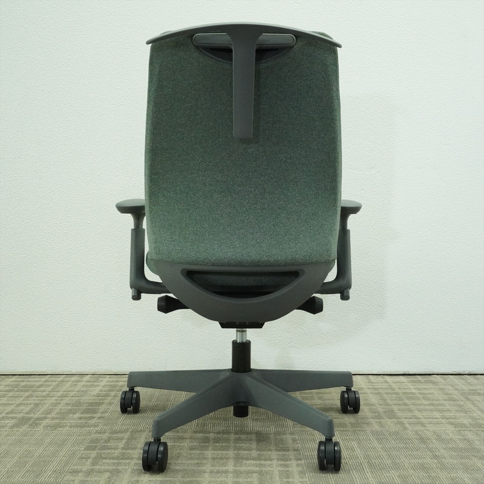 オカムラ ポータム 可動肘 ハンガー付 ダークグリーン 特価品