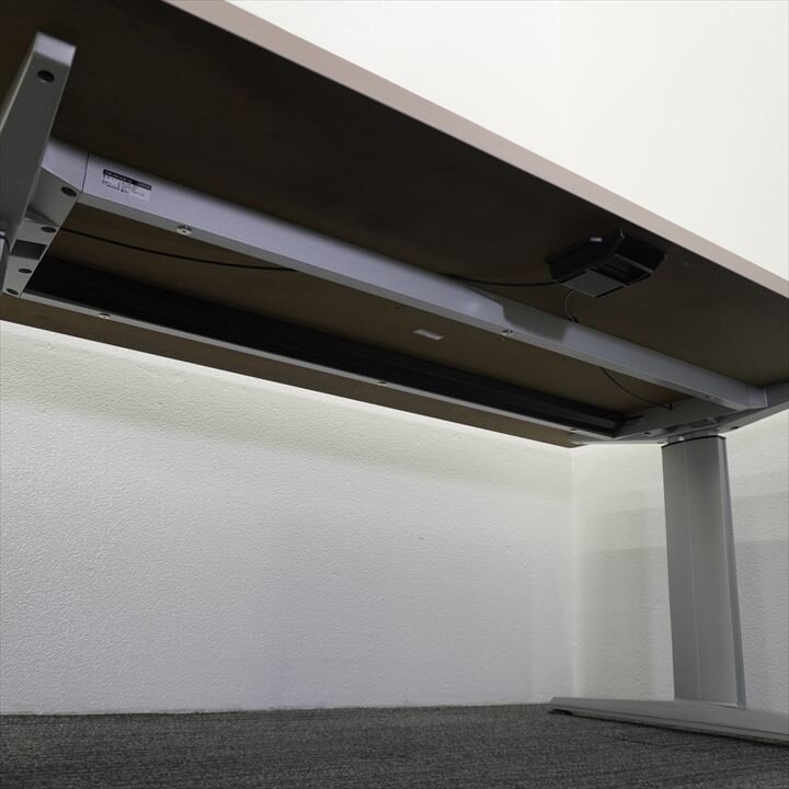 オカムラ リフティオ 手動昇降テーブル 木目 W1600 D900 H700-1000