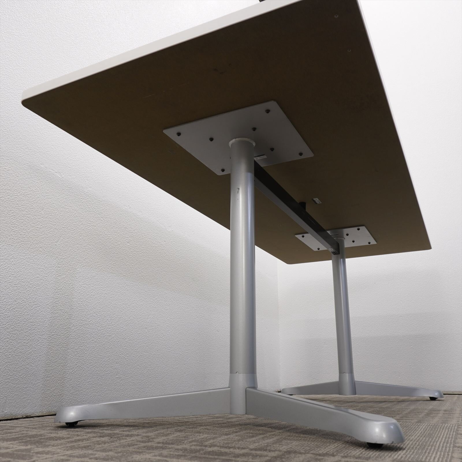 オカムラ アクティアフェロー ミーティングテーブル キャスター脚 1875 ホワイト