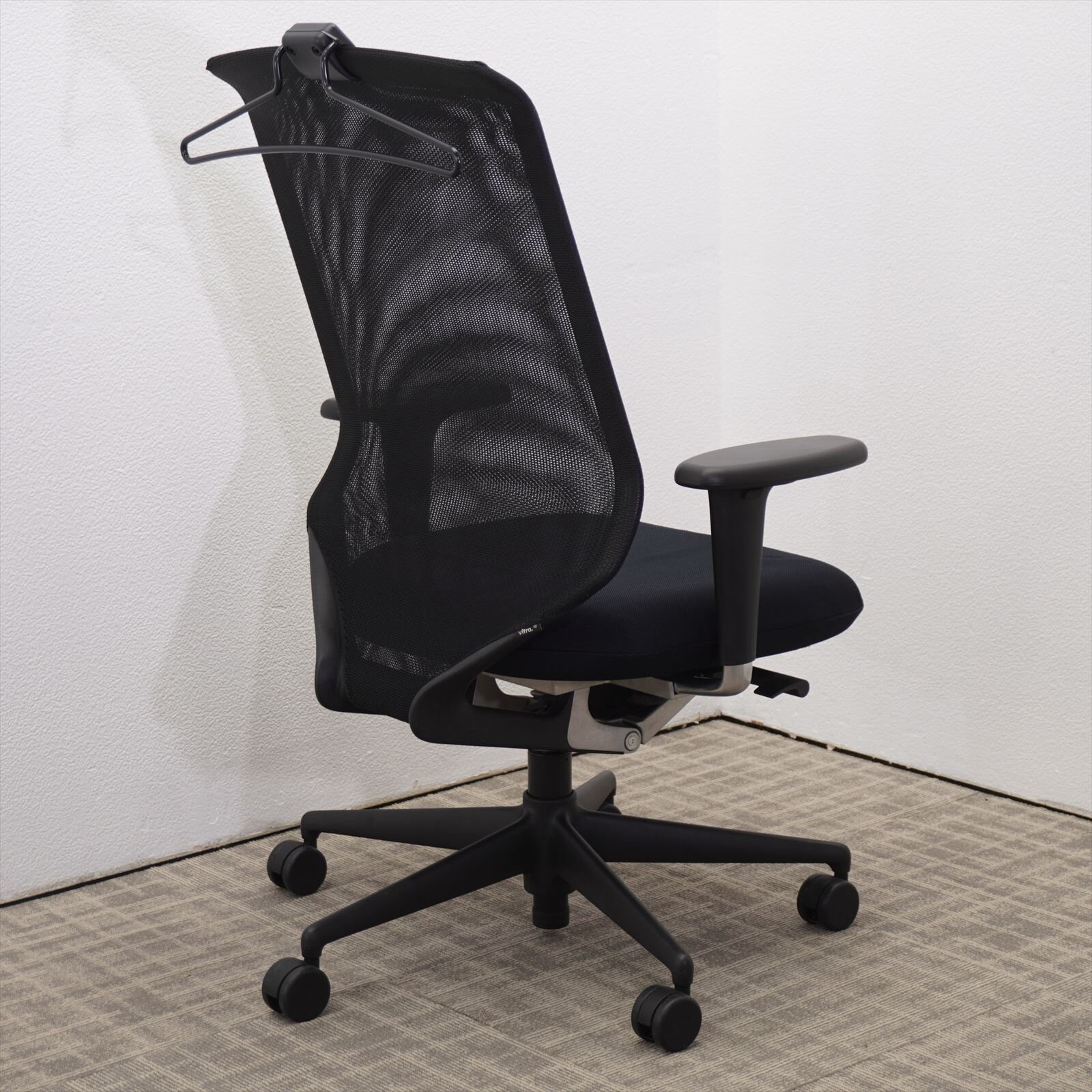 ヴィトラ メダプロ 可動肘 ハンガー付 ブラック