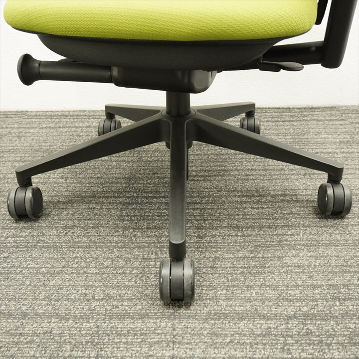 スチールケース リープ V2 APモデル 可動肘 ライトグリーン／ブラック 特価品