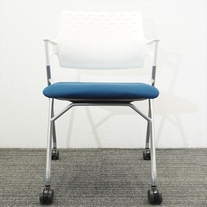 コクヨ ピエガ ミーティングチェア 肘付 シルバー塗装脚 背樹脂タイプ プルシアンブルー