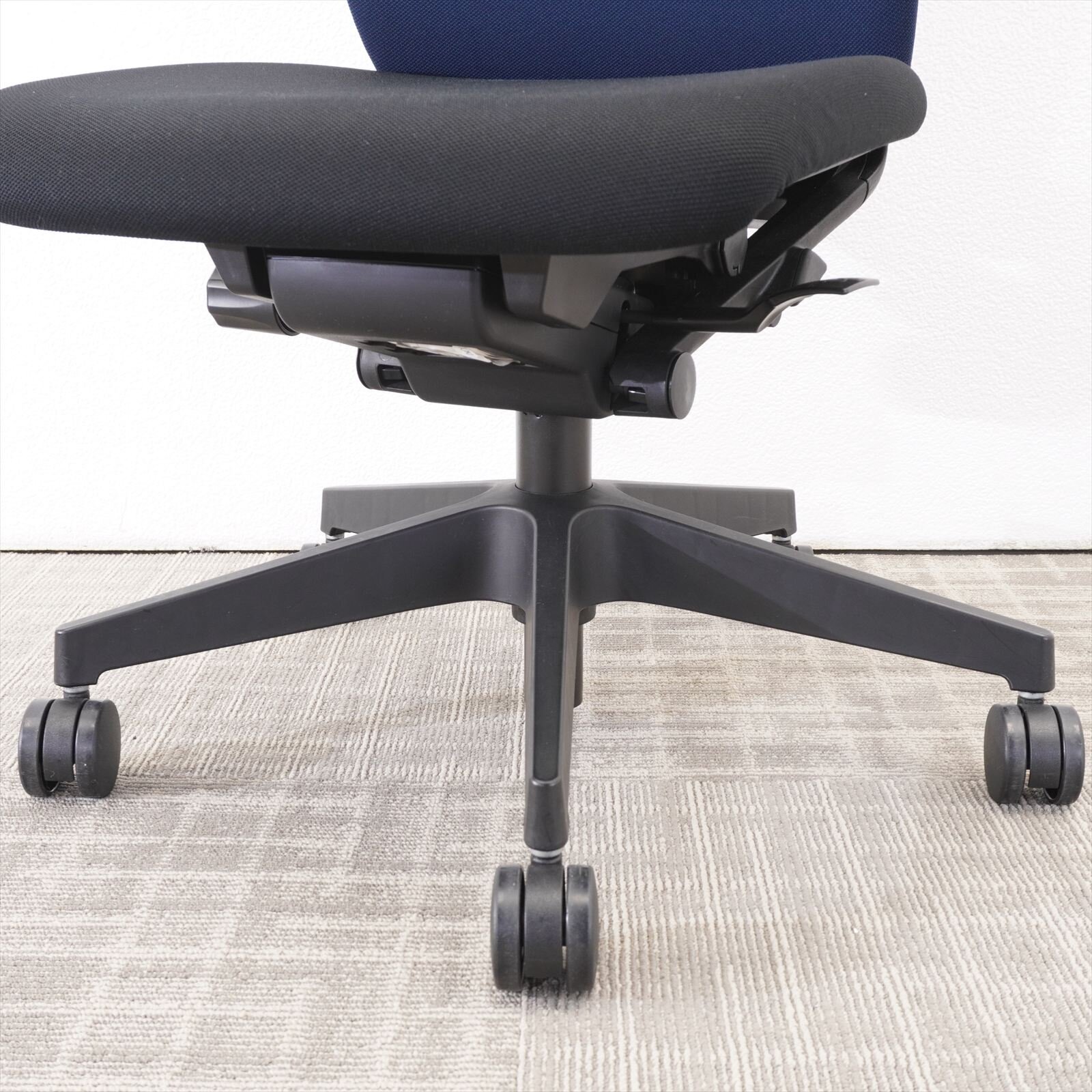 イトーキ フルゴ ネイビーブルー/ブラック 特価品