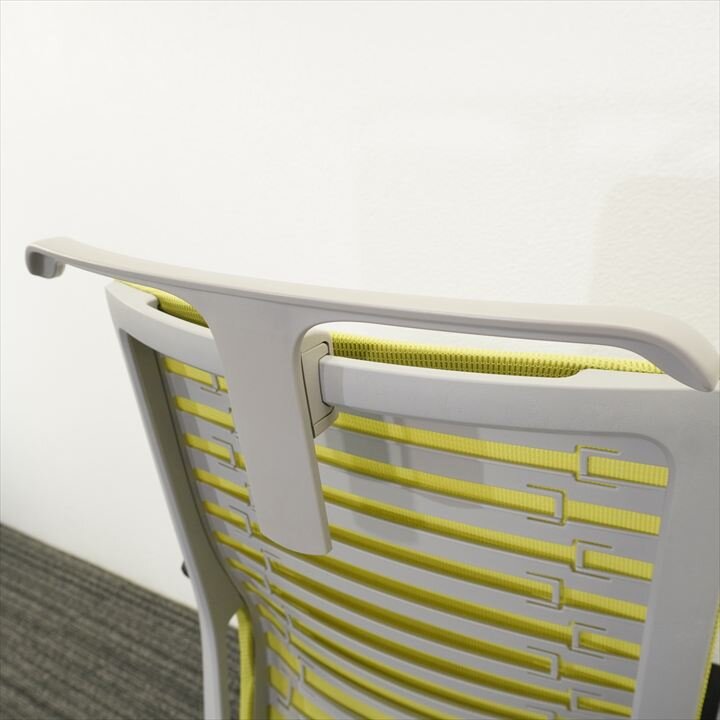 イトーキ エピオス 可動肘 ハイバック ハンガー付 ブライトモスグリーン/ブラック