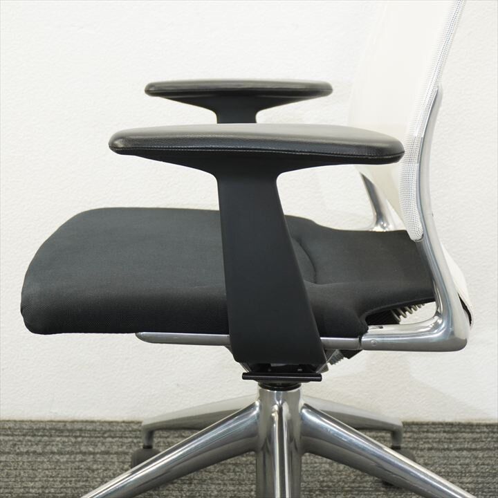 ヴィトラ メダチェア 肘付 ホワイト／ブラック