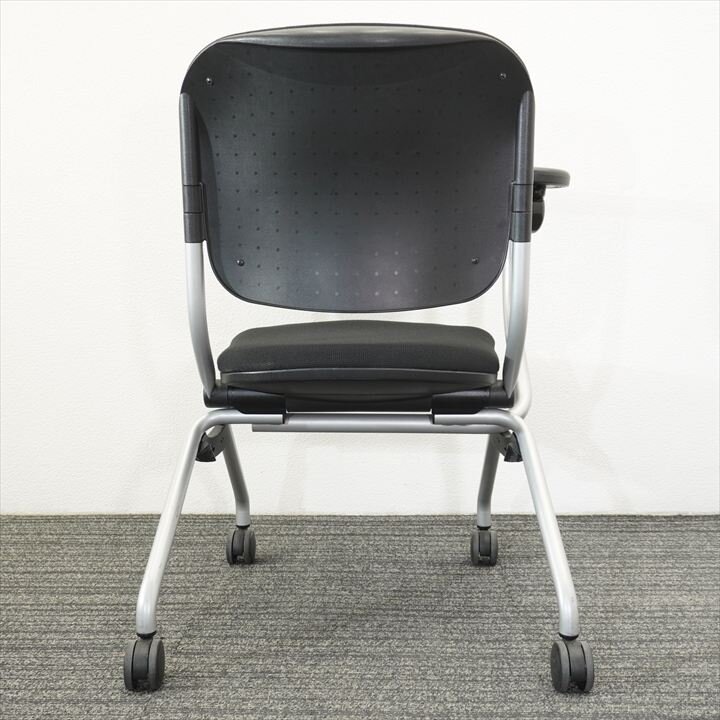 オカムラ トーションライン メモ台付ミーティングチェアー ブラック