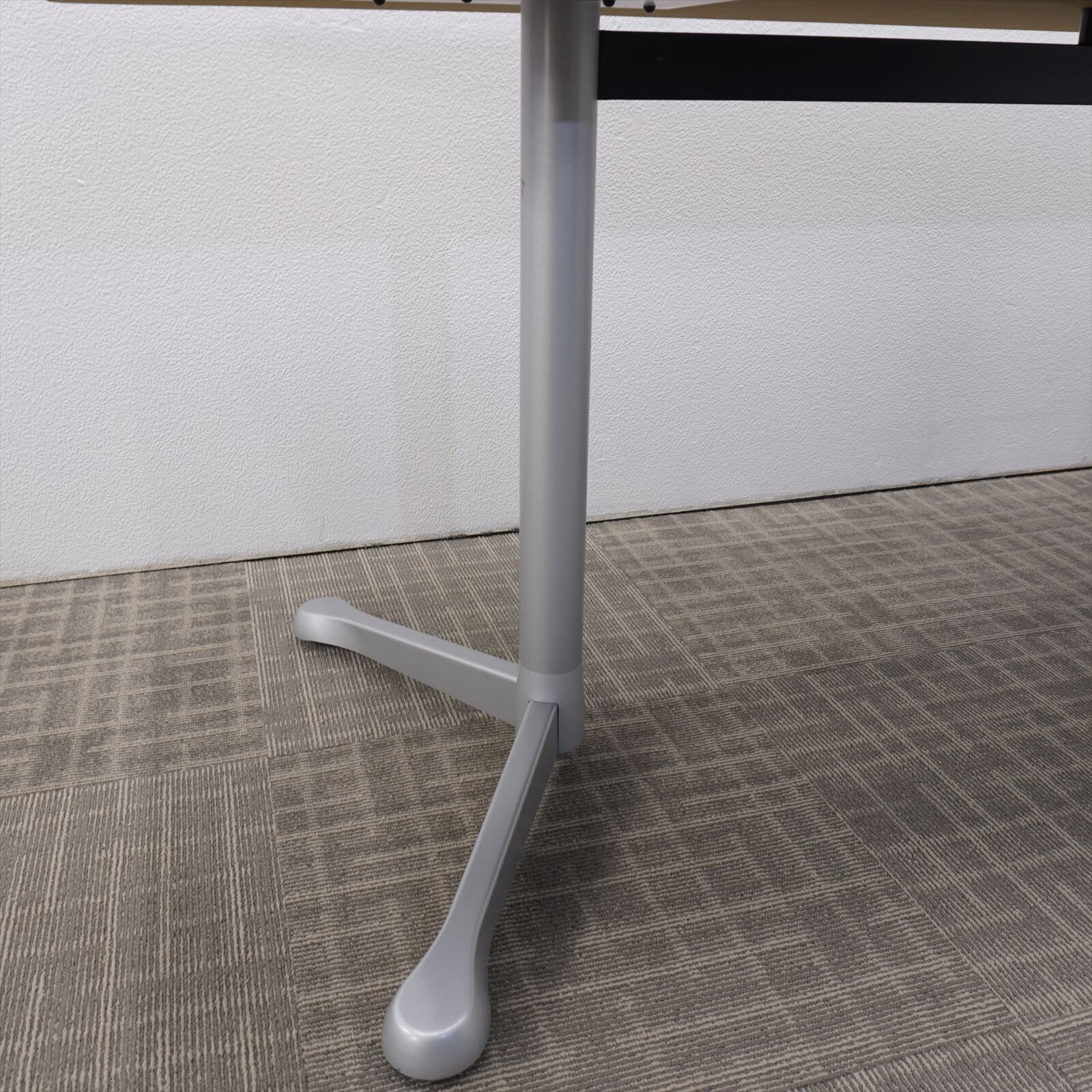 オカムラ アクティアフェロー ミーティングテーブル キャスター脚 1875 ホワイト