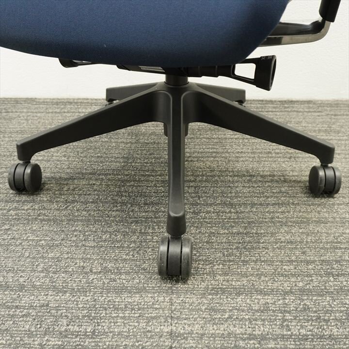 イトーキ フリップフラップ 可動肘 ハイバック ハンガー付 ネイビーブルー 特価品