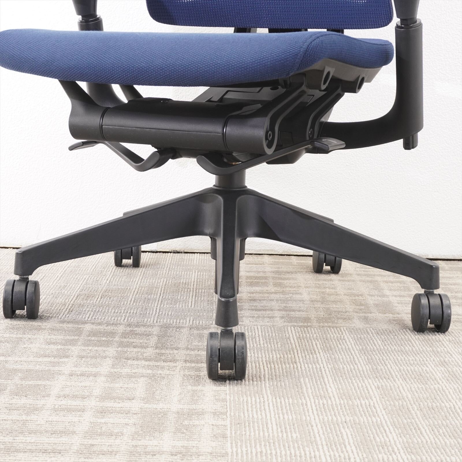 イトーキ セレーオ 可動肘 ハイバック ハンガー付 ネイビーブルー