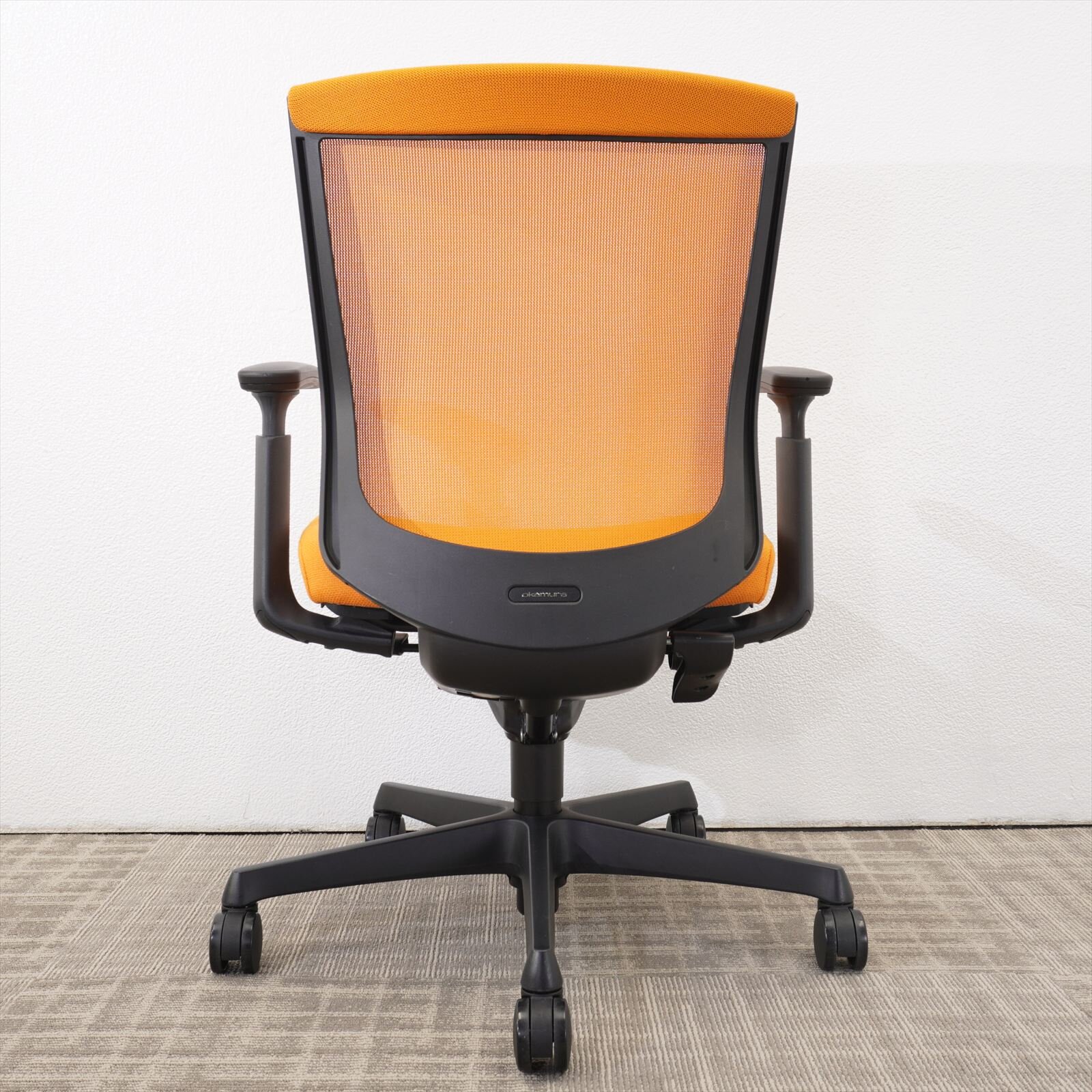 オカムラ エスクード 可動肘 アプリコット色