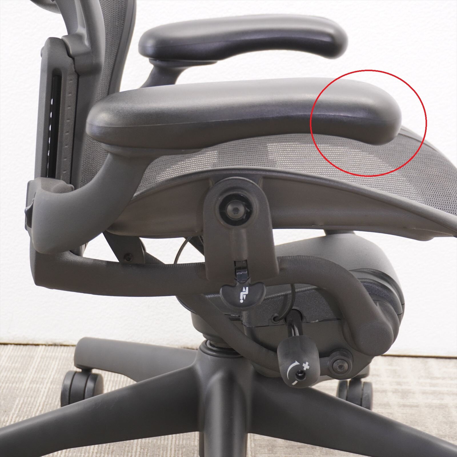 ハーマンミラー アーロンチェア 可動肘 ランバーサポート フル装備 Bサイズ グラファイト 特価品（１）