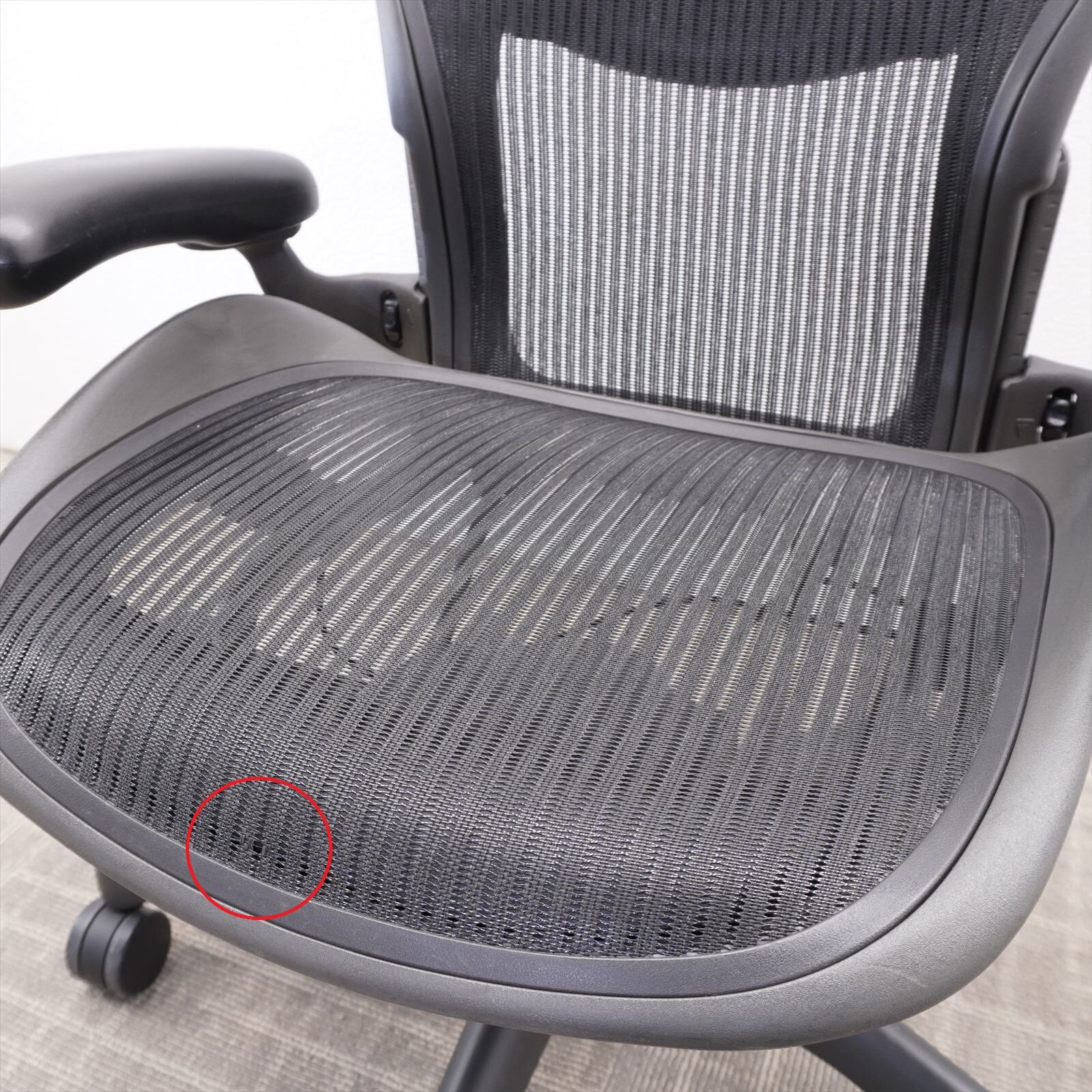 ハーマンミラー アーロンチェア 可動肘 ランバーサポート フル装備 Bサイズ グラファイト 特価品（１）