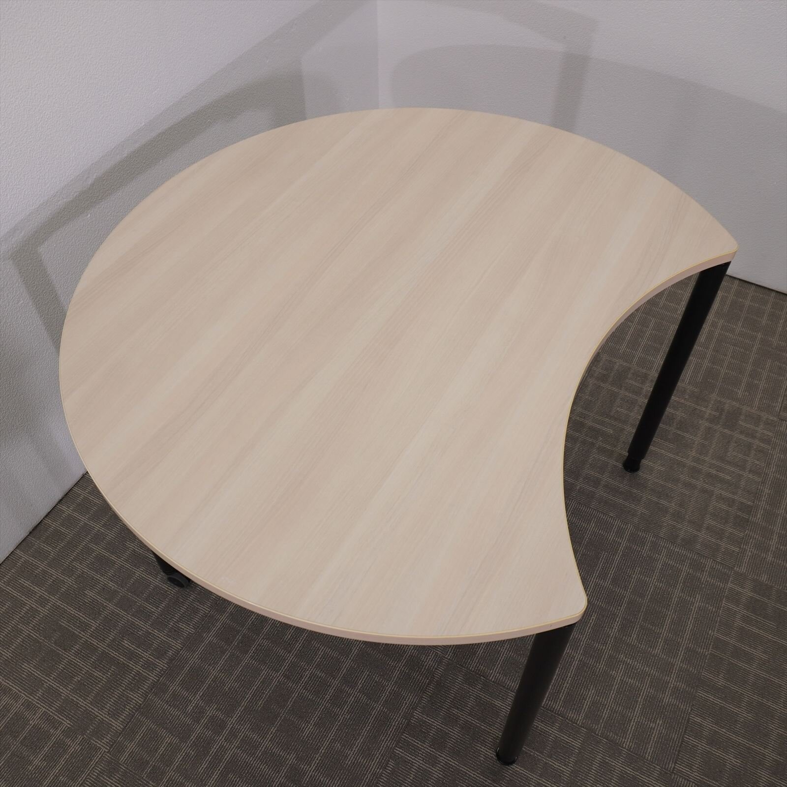 オカムラ アプションフリー フレキシブルテーブル ムーンタイプ プライズウッドライト Φ1200 H720