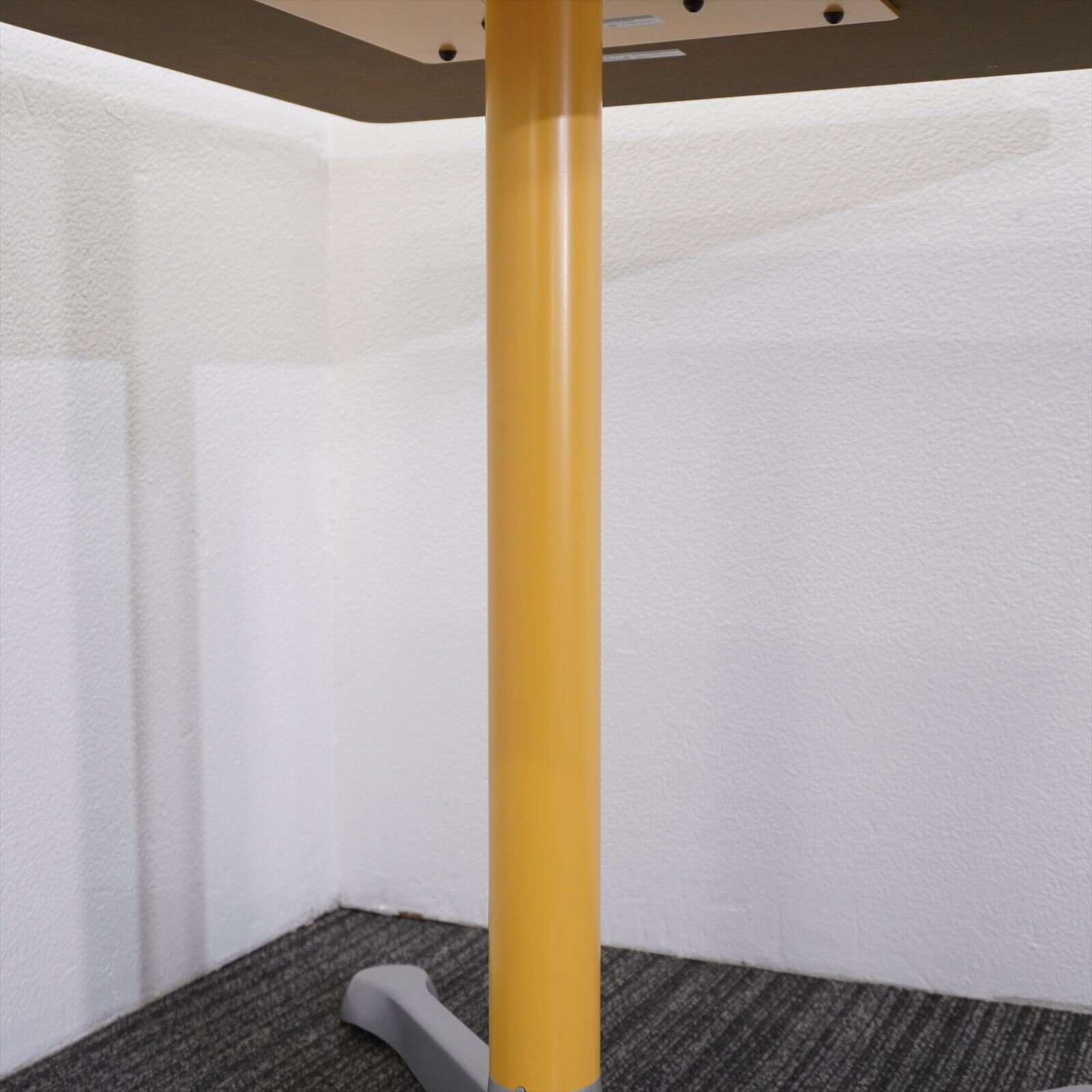 オカムラ アクティアフェロー ミーティングテーブル W750 D650 H720 アジャスター脚 支柱／イエロー 天板／ホワイト