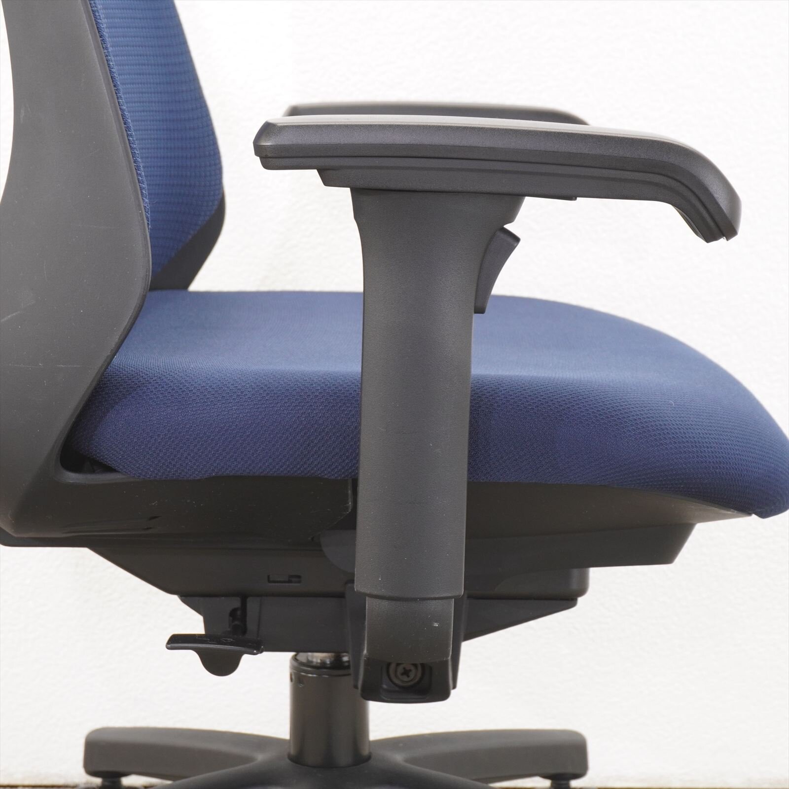 イトーキ ノナチェア 可動肘 ハンガー付 ネイビーブルー