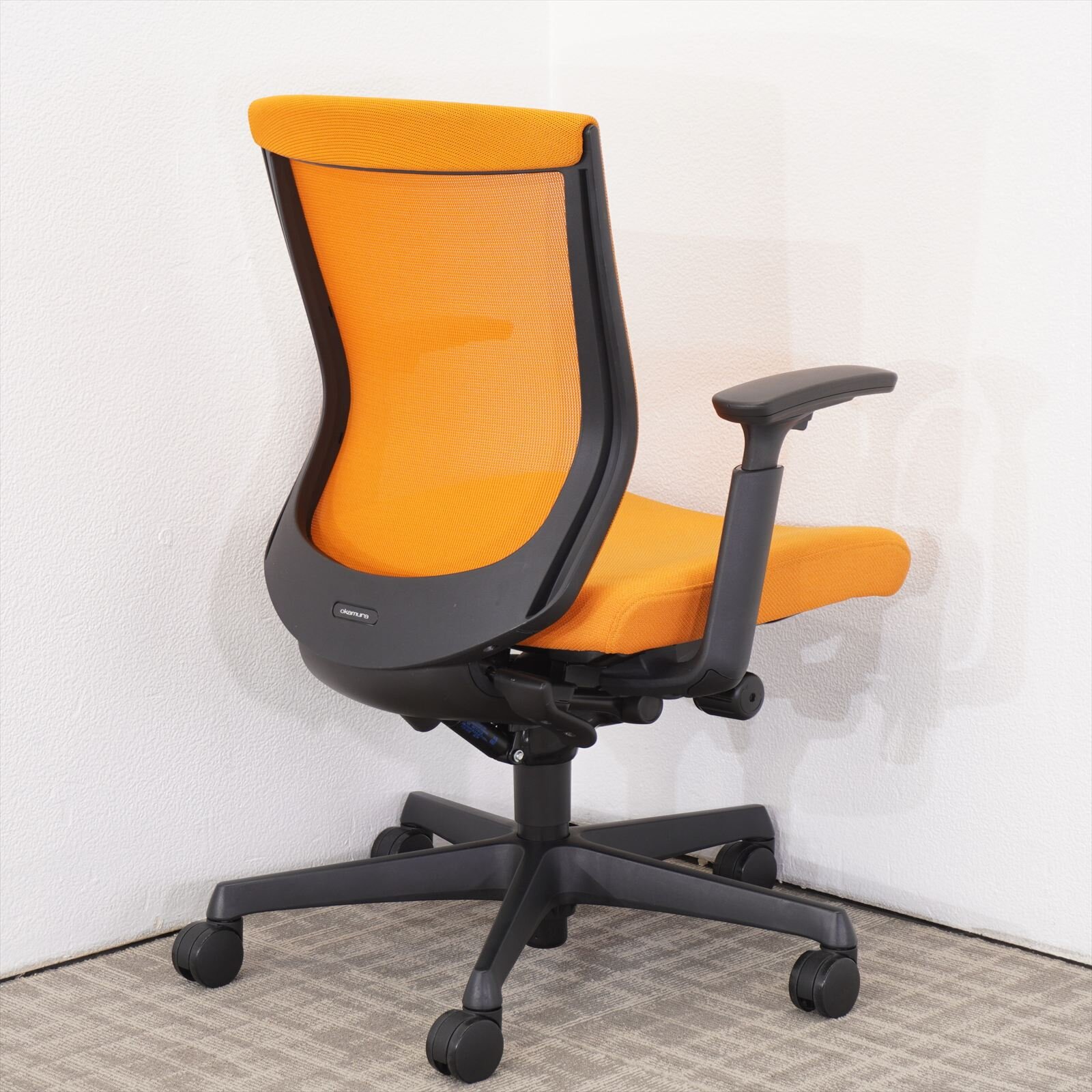 オカムラ エスクード 可動肘 アプリコット色