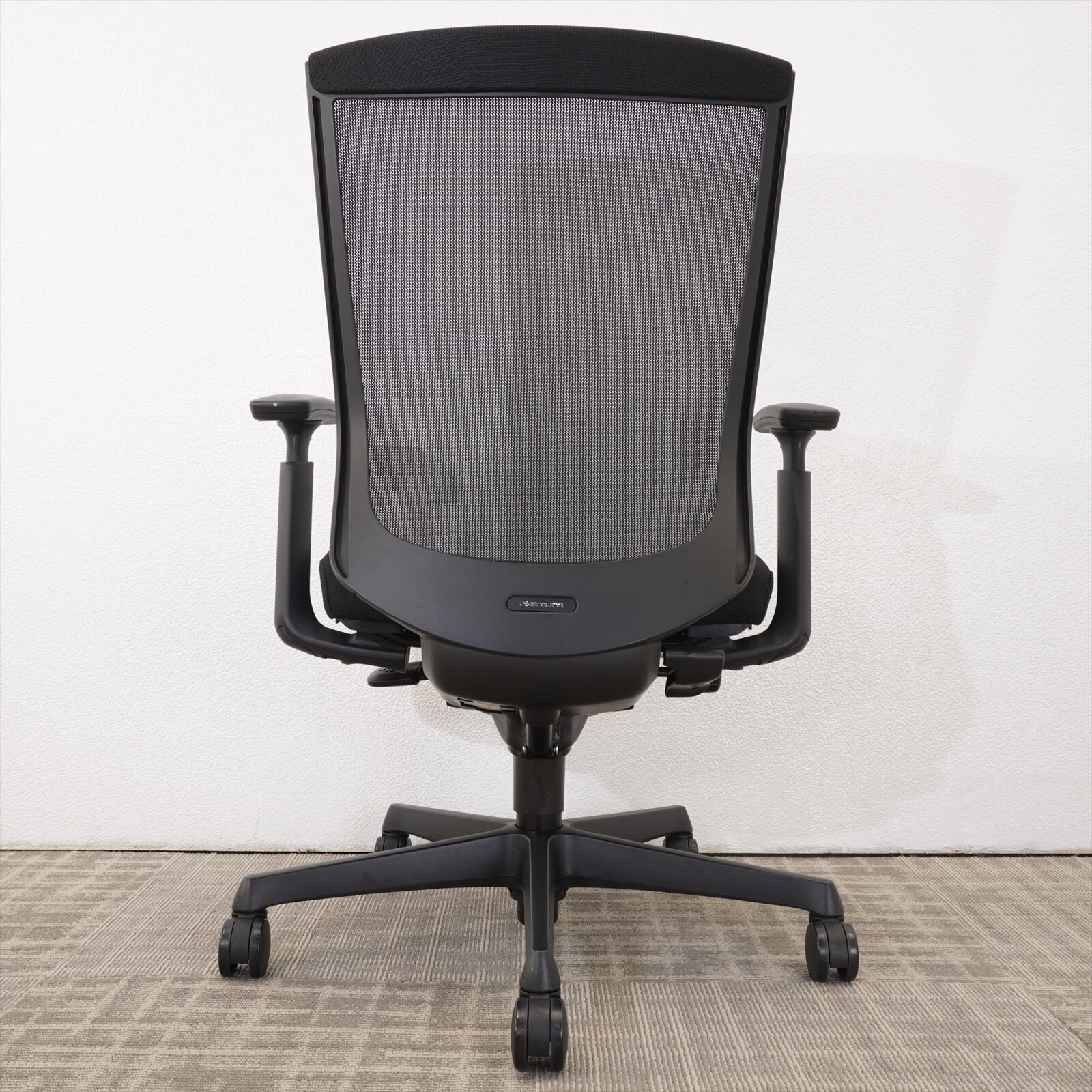 オカムラ エスクード ハイバック 可動肘 ブラック