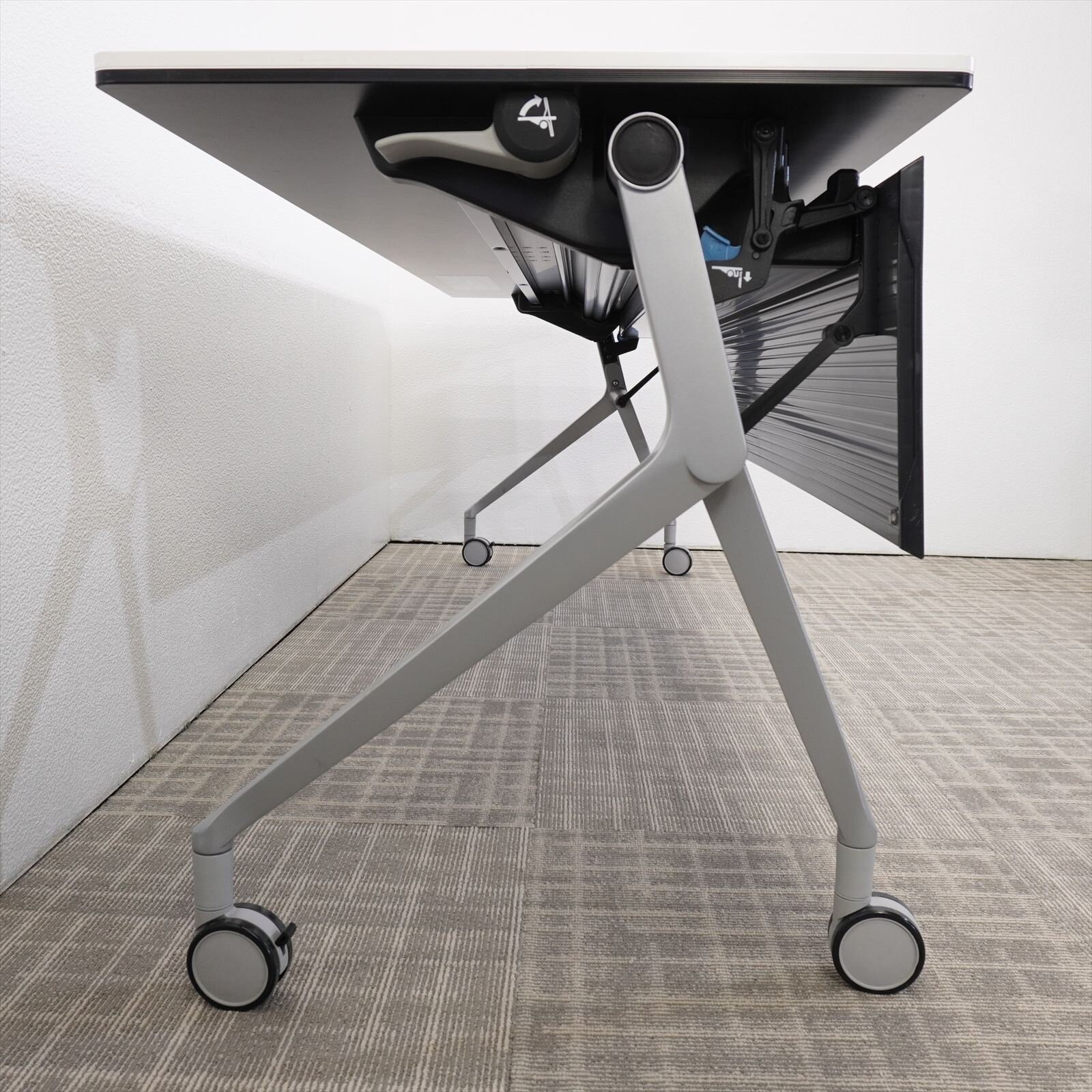 オカムラ インターアクトNT フラップテーブル 2160 幕板付 棚板無し 配線ダクト無し ホワイト