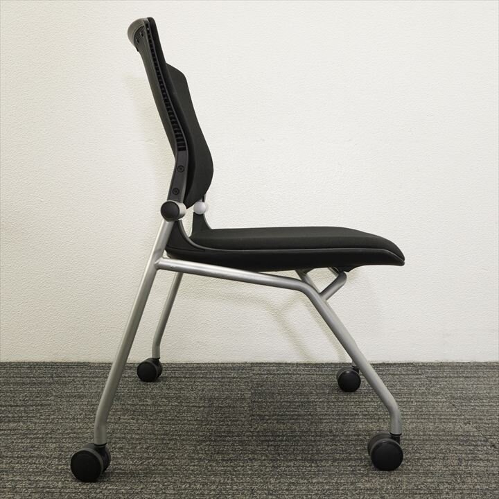 オカムラ グラータ ミーティングチェア 背パッド付ブラック