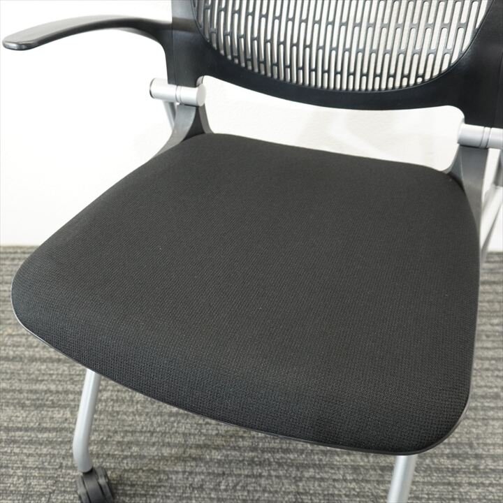 オカムラ グラータ ミーティングチェア 肘付 背ヌード ブラック