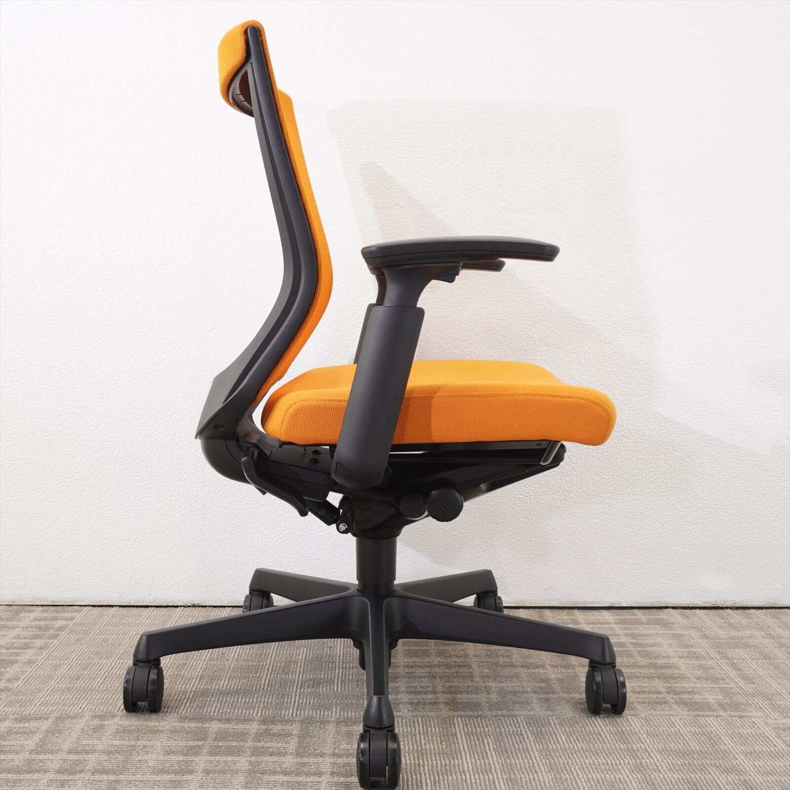 オカムラ エスクード 可動肘 アプリコット色