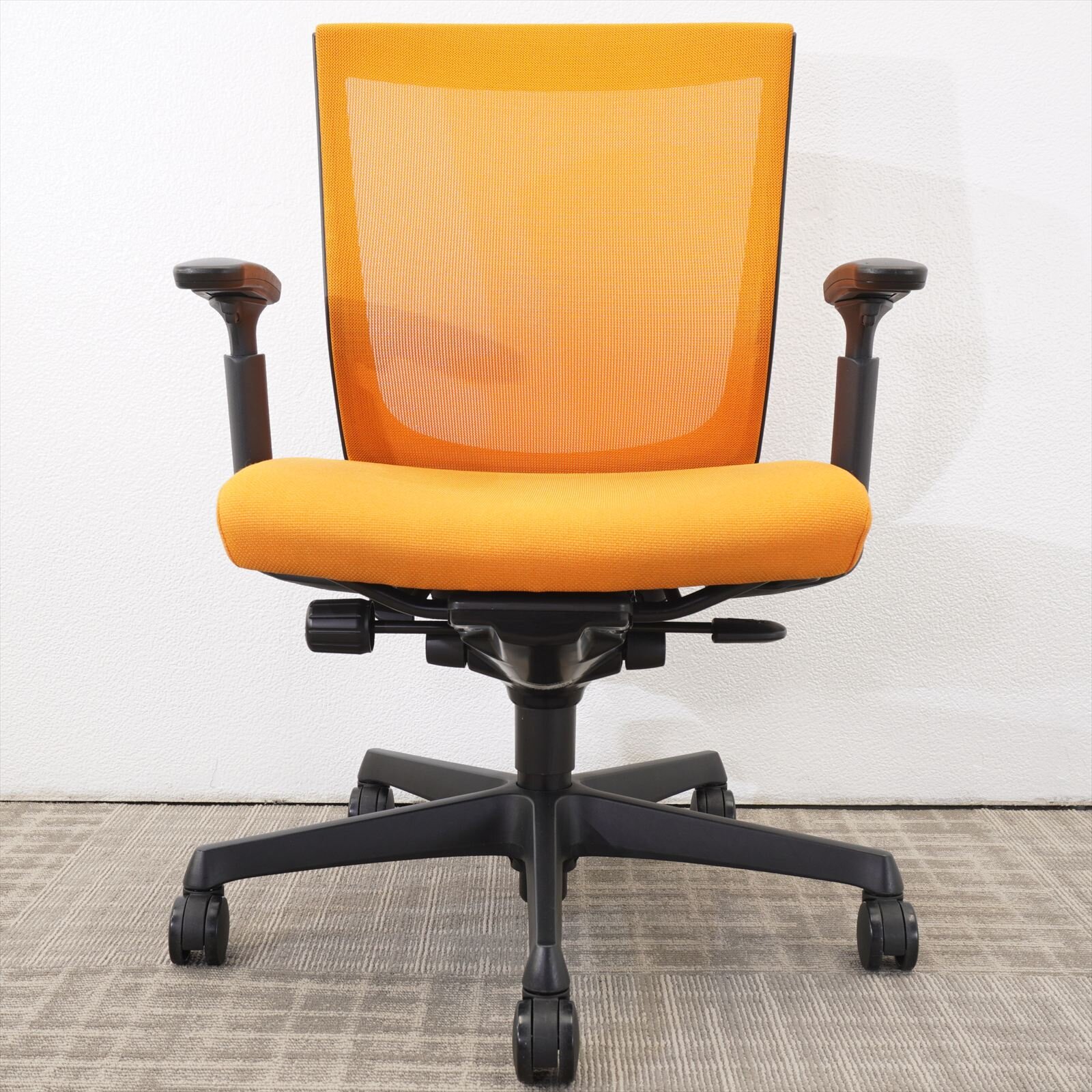 オカムラ エスクード 可動肘 アプリコット色