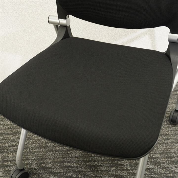 オカムラ グラータ ミーティングチェア 背パッド付ブラック