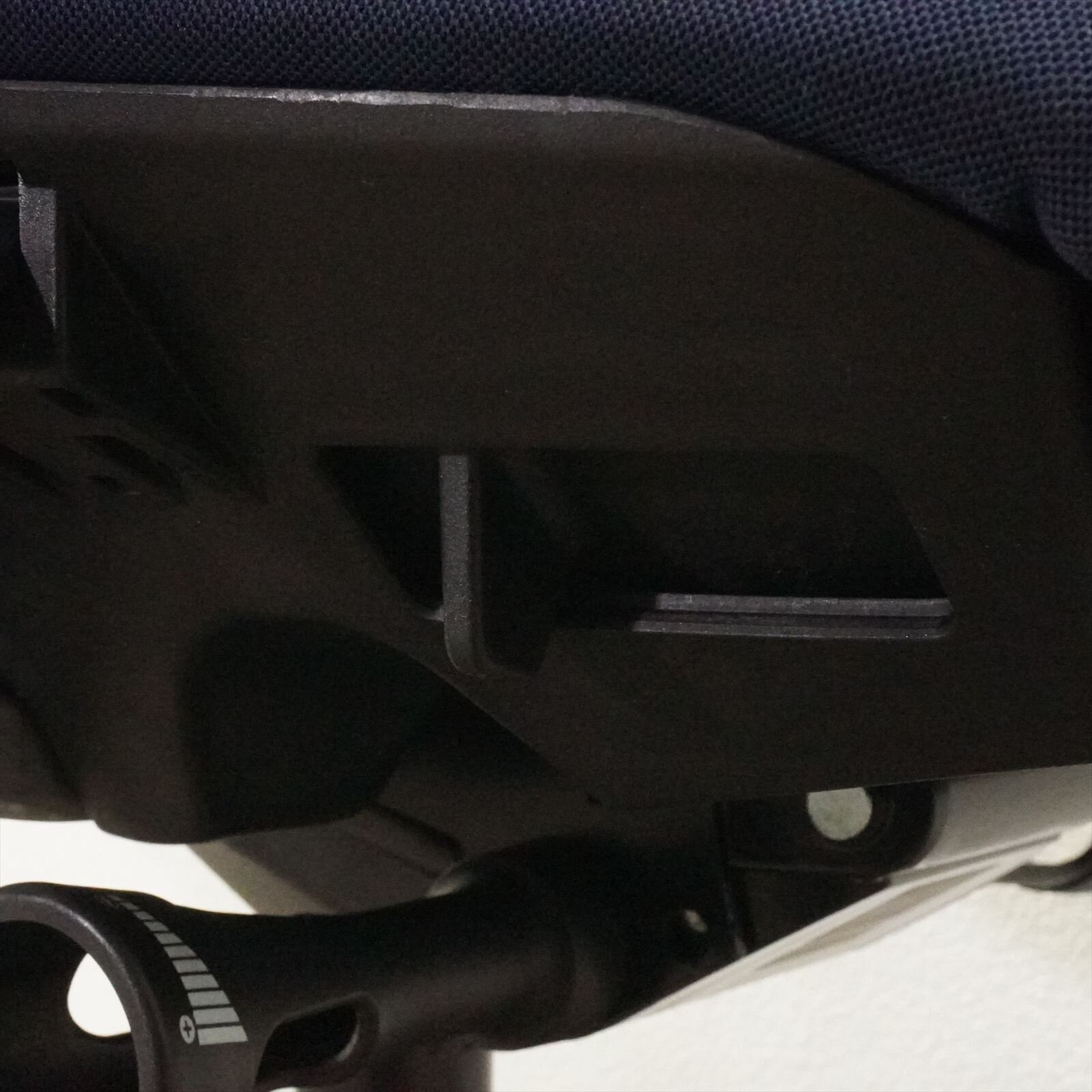 イトーキ フリップフラップ 可動肘 ハイバック ハンガー付 ネイビーブルー 特価品（2）