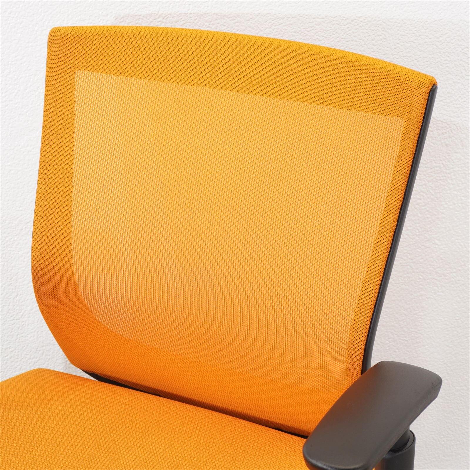 オカムラ エスクード 可動肘 アプリコット色