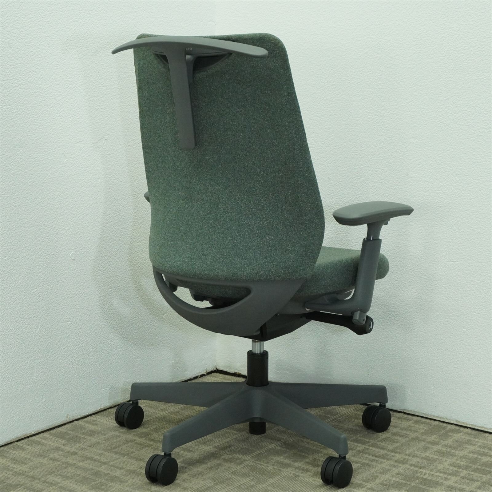 オカムラ ポータム 可動肘 ハンガー付 ダークグリーン 特価品