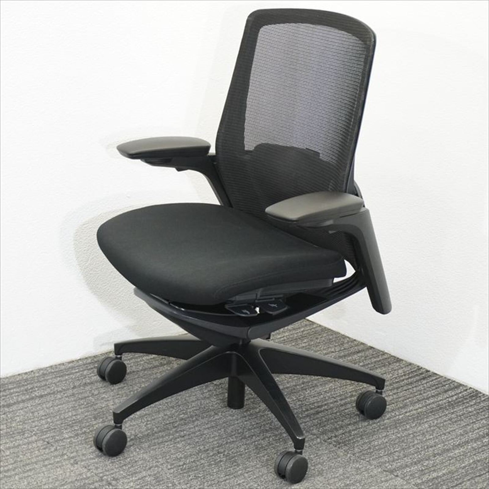 オカムラ フィノラ 可動肘 ブラック