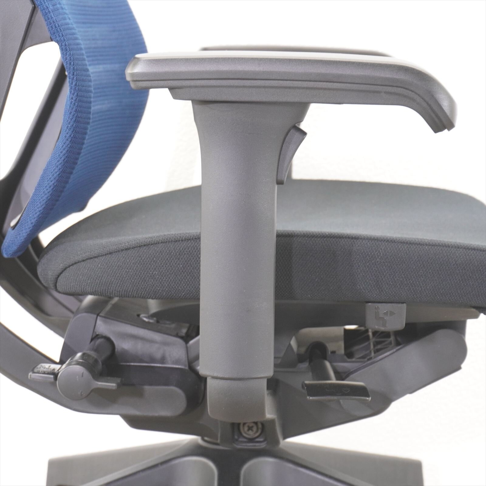 イトーキ エピオス ハイバック 可動肘 ハンガー付 ネイビーブルー/ブラック